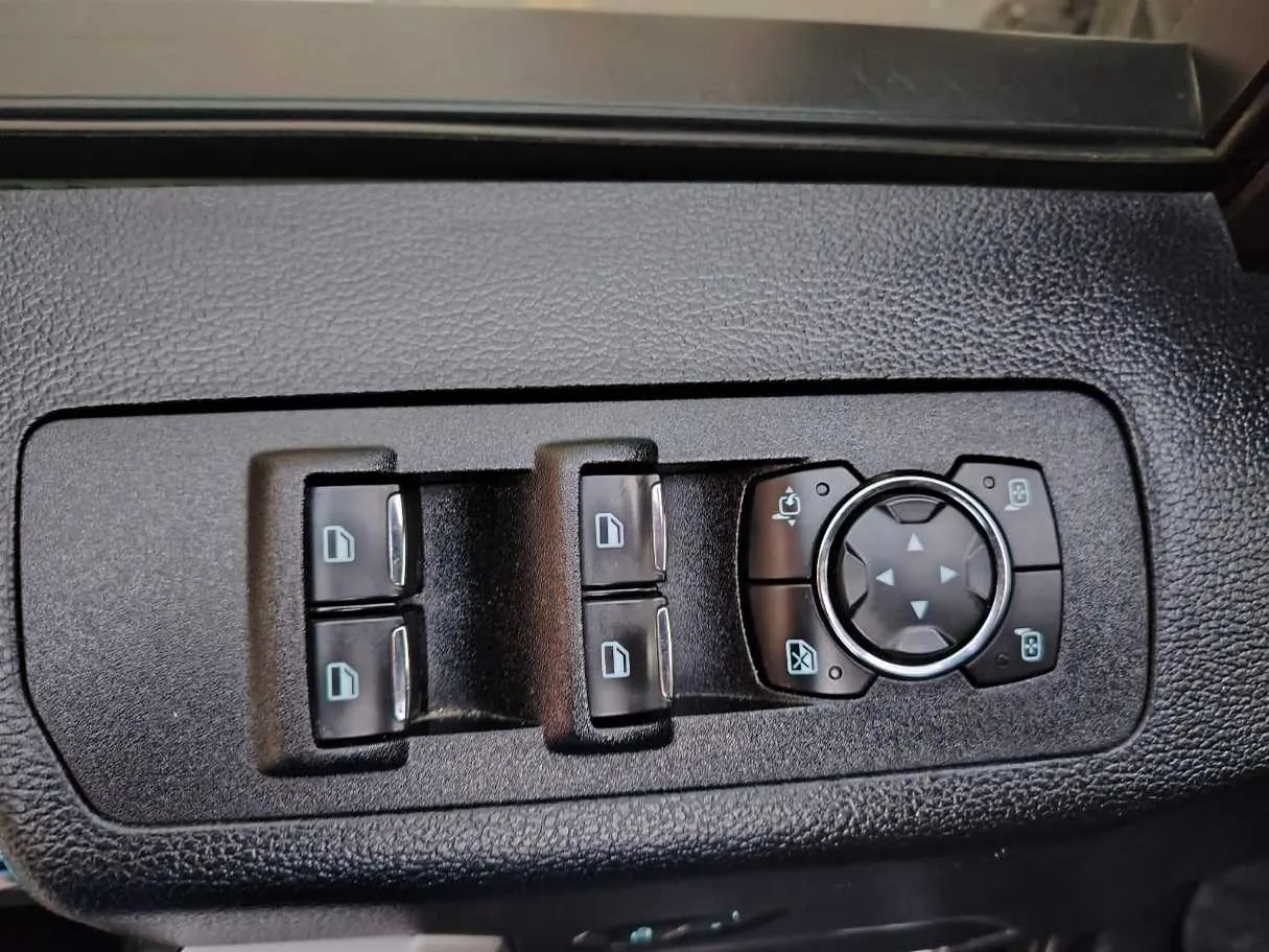 Car image 38