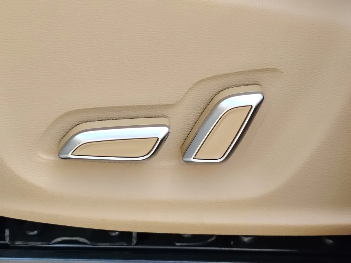 Car image 28