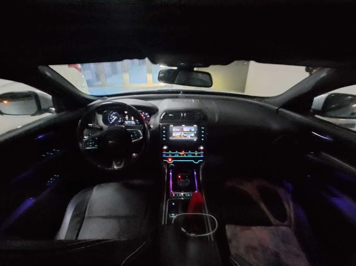 Car image 18