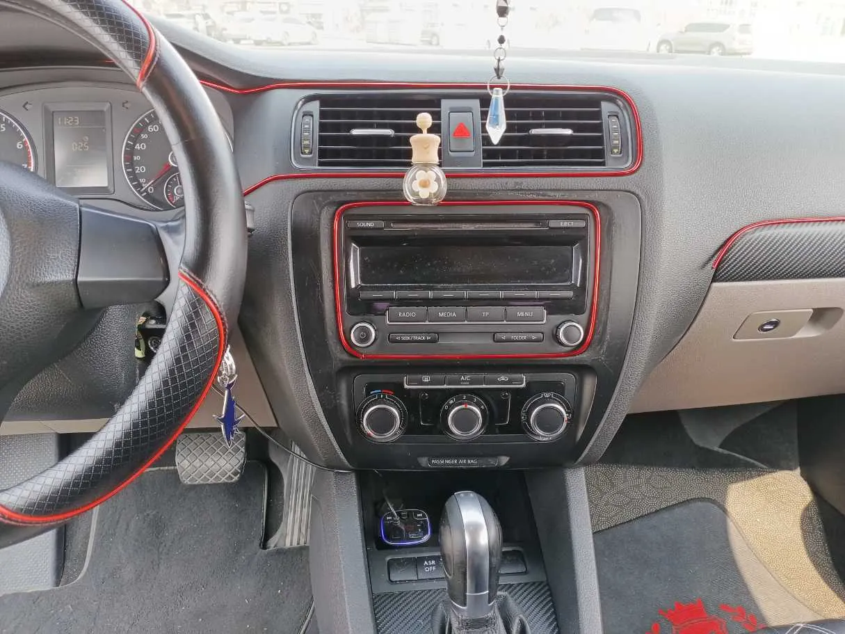 Car image 16