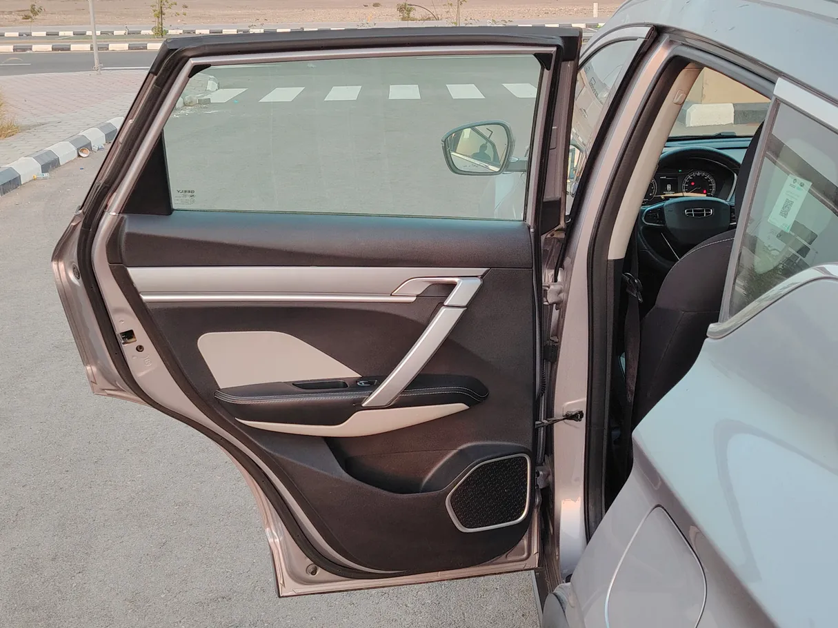 Car image 14
