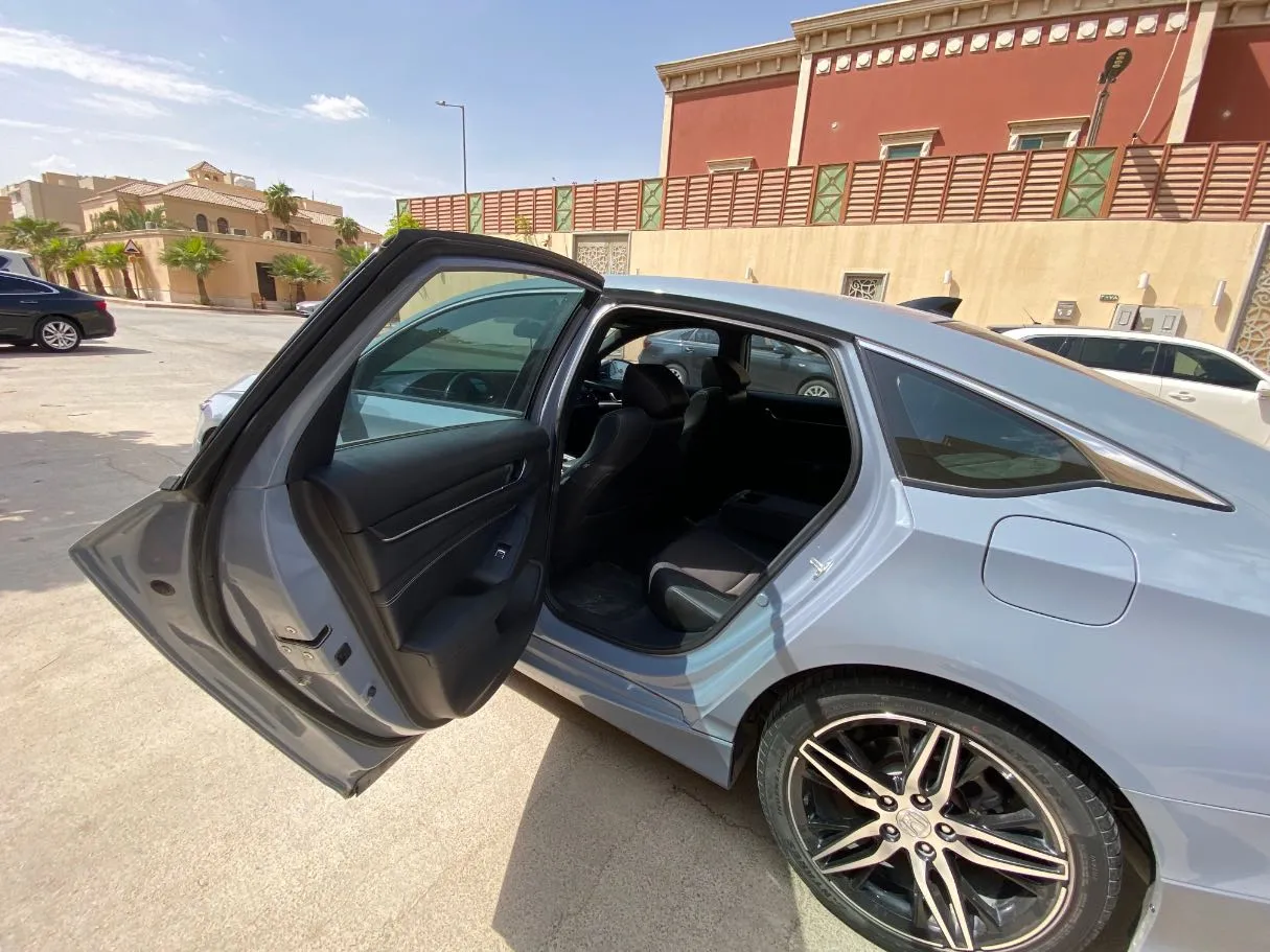 Car image 12