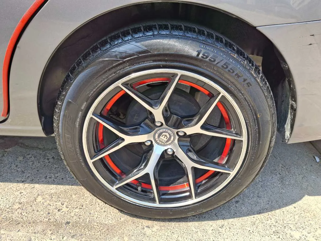 Car image 9
