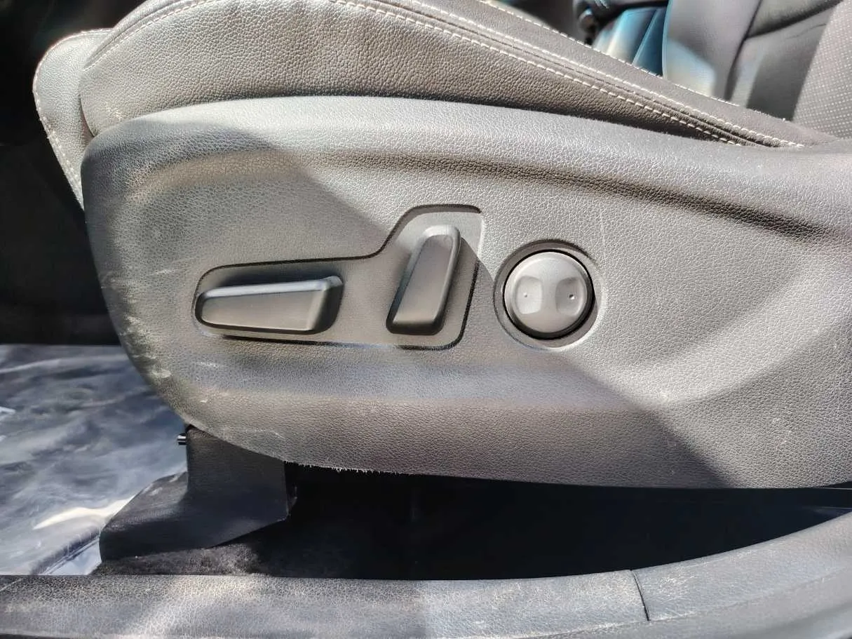 Car image 27