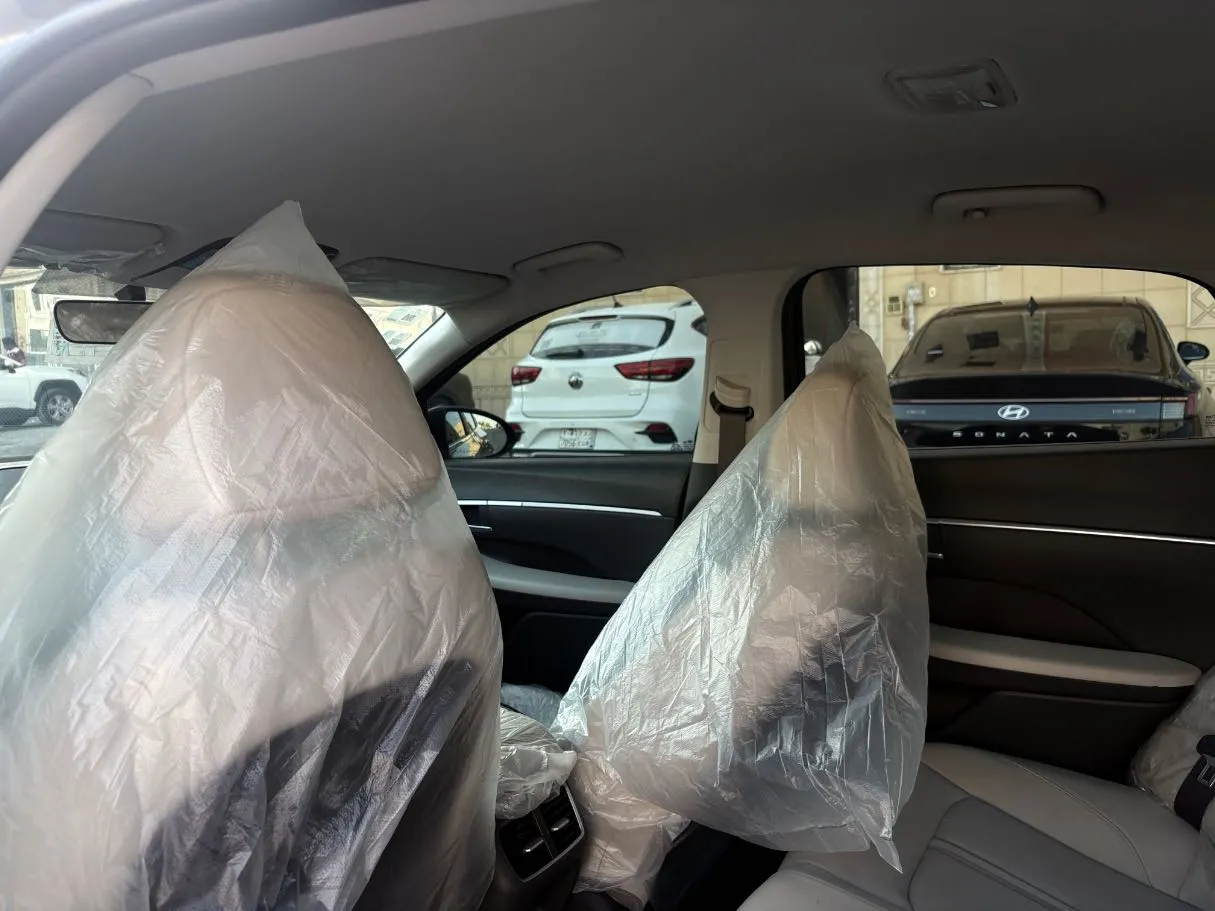 Car image 16