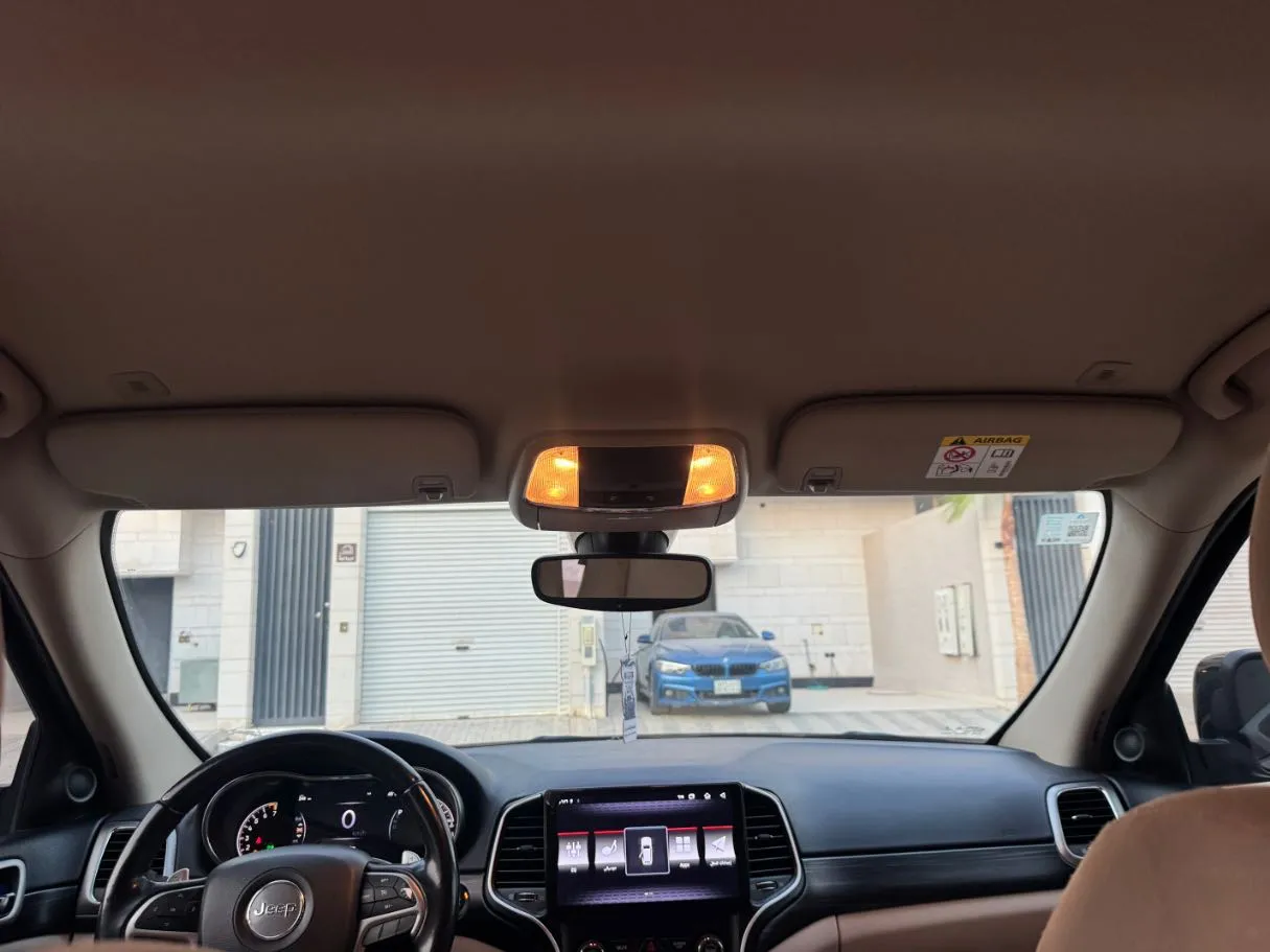 Car image 14