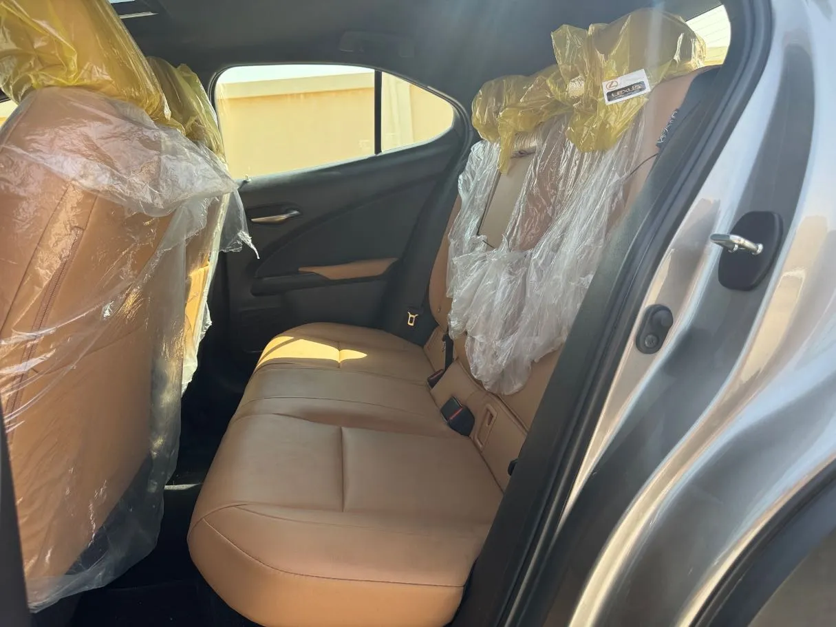 Car image 14