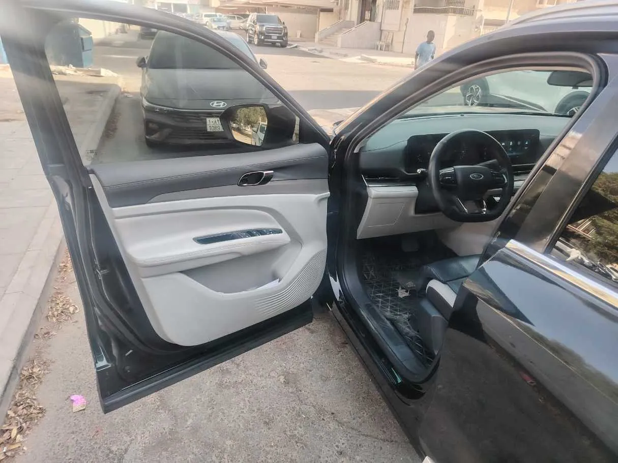 Car image 11