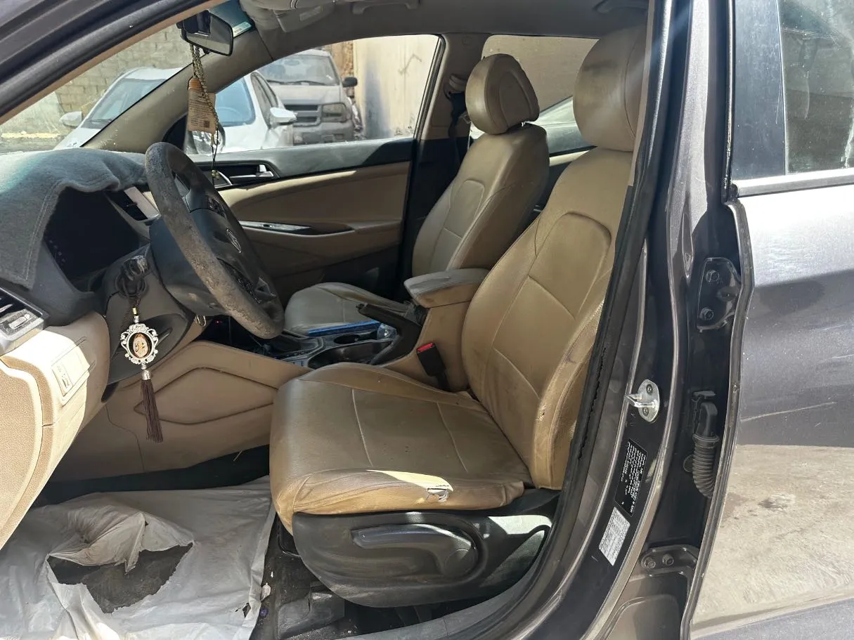 Car image 12