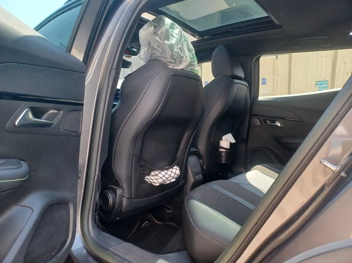 Car image 14