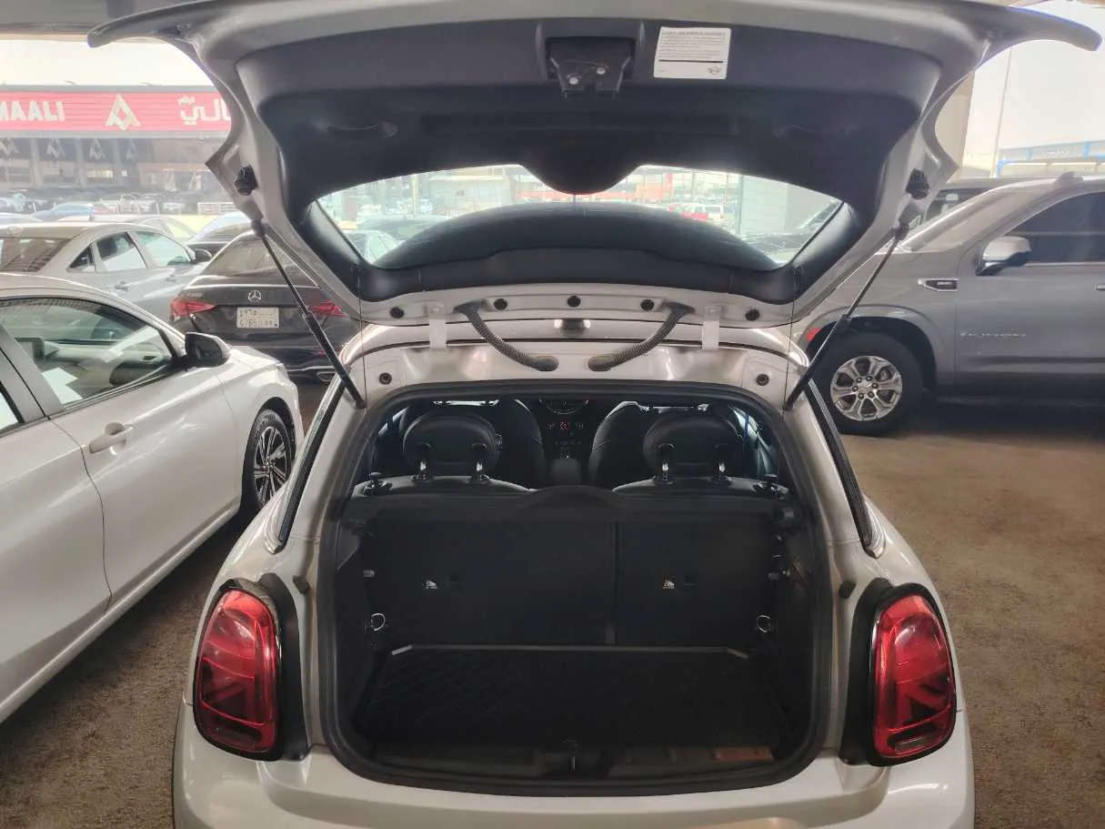 Car image 28