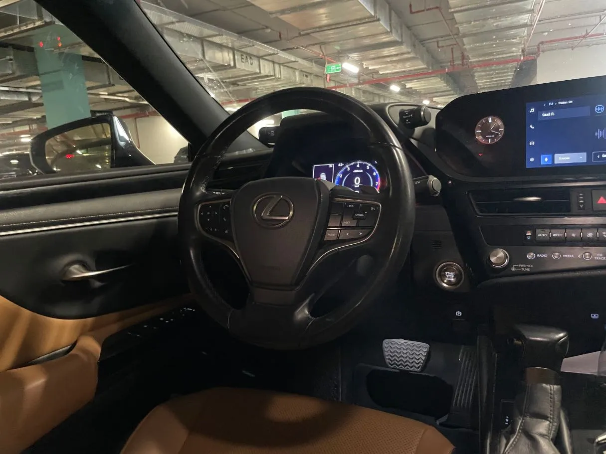 Car image 19