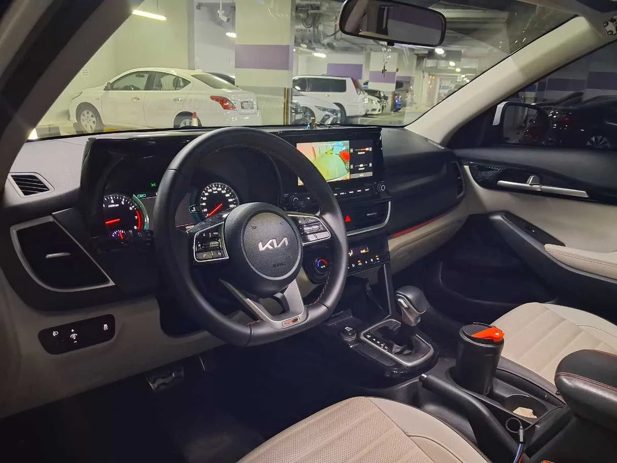 Car image 11