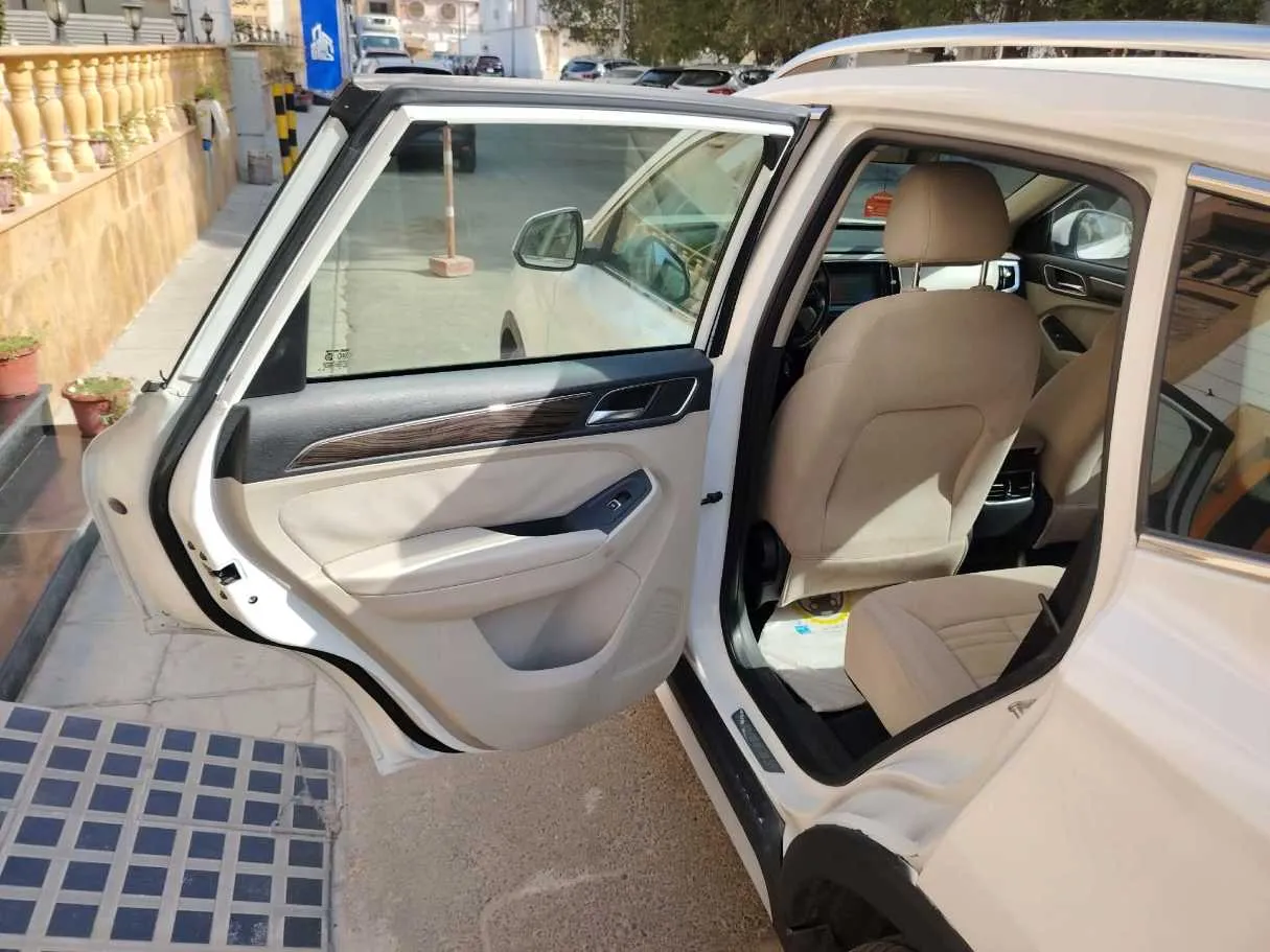 Car image 18
