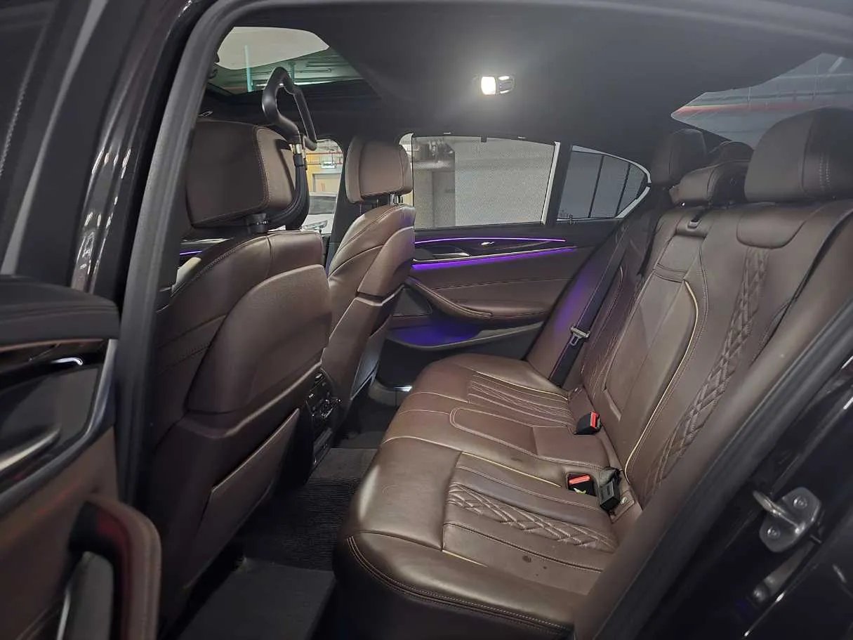 Car image 14