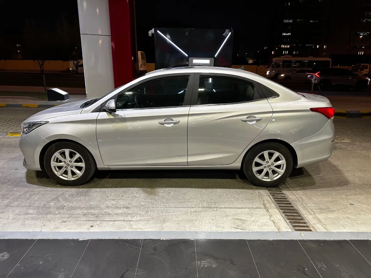 Car image 8