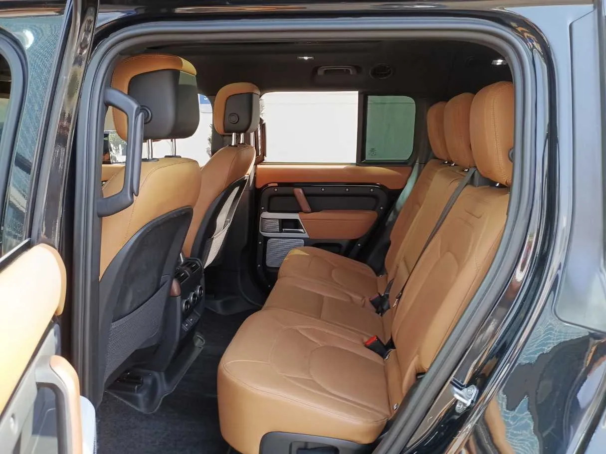Car image 14