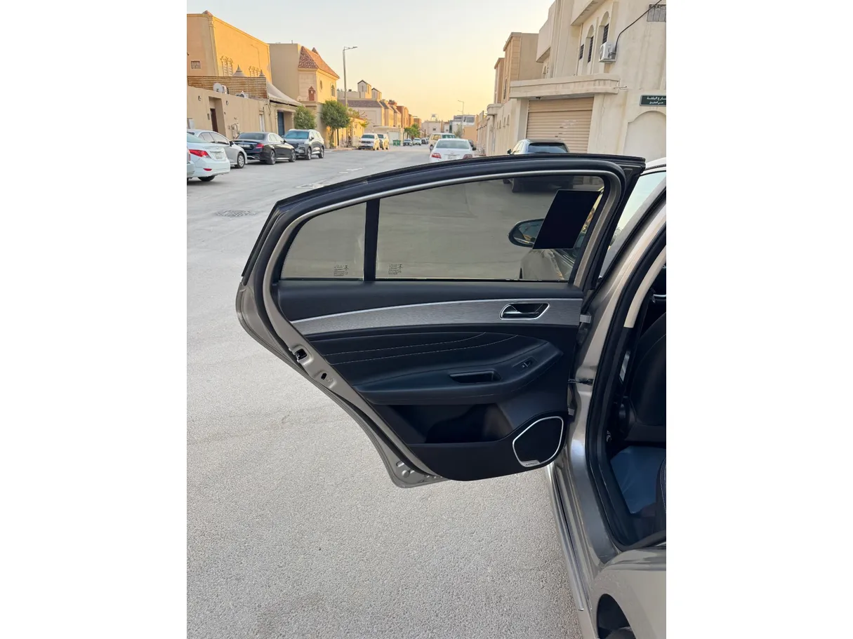 Car image 12