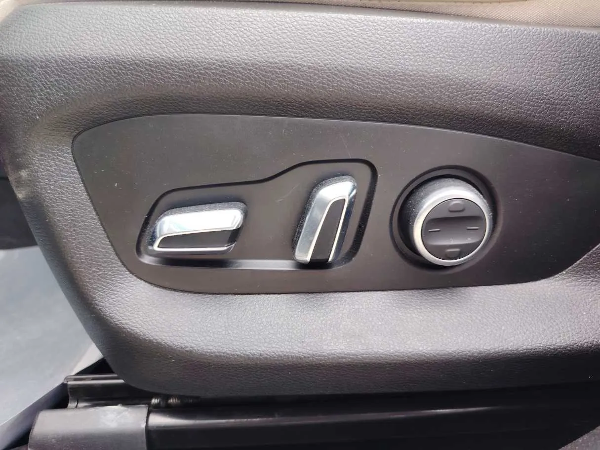 Car image 29