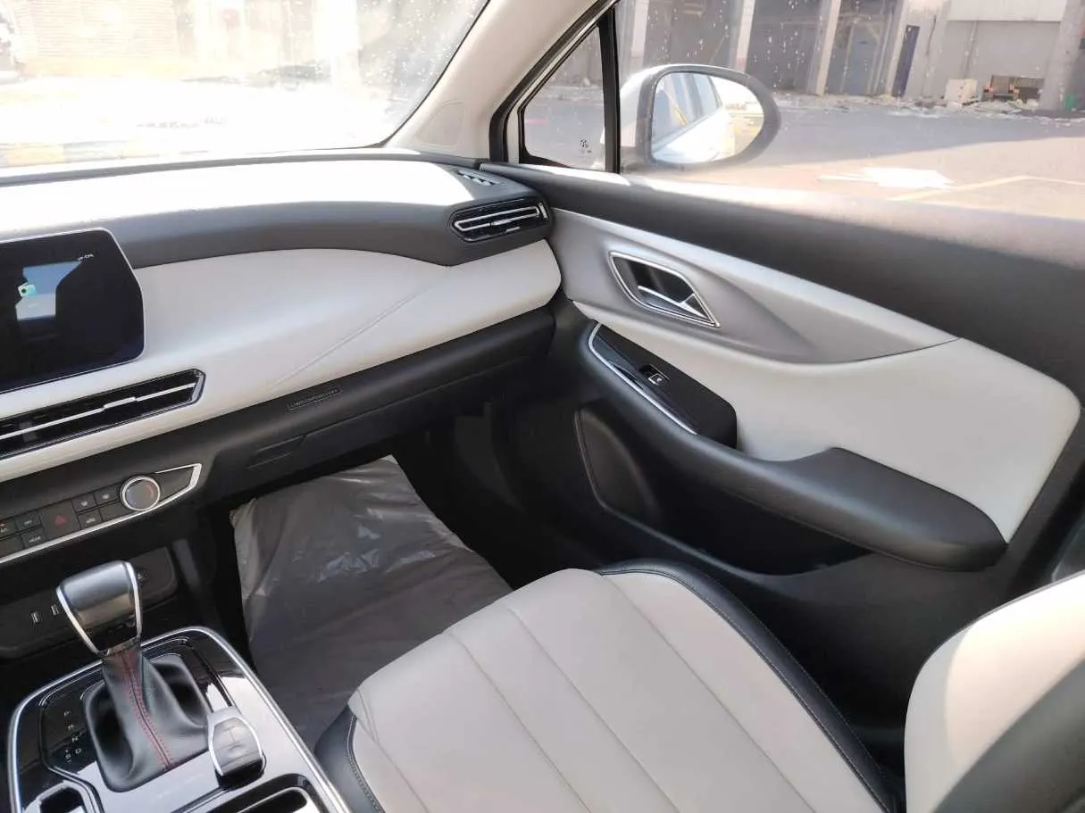 Car image 25