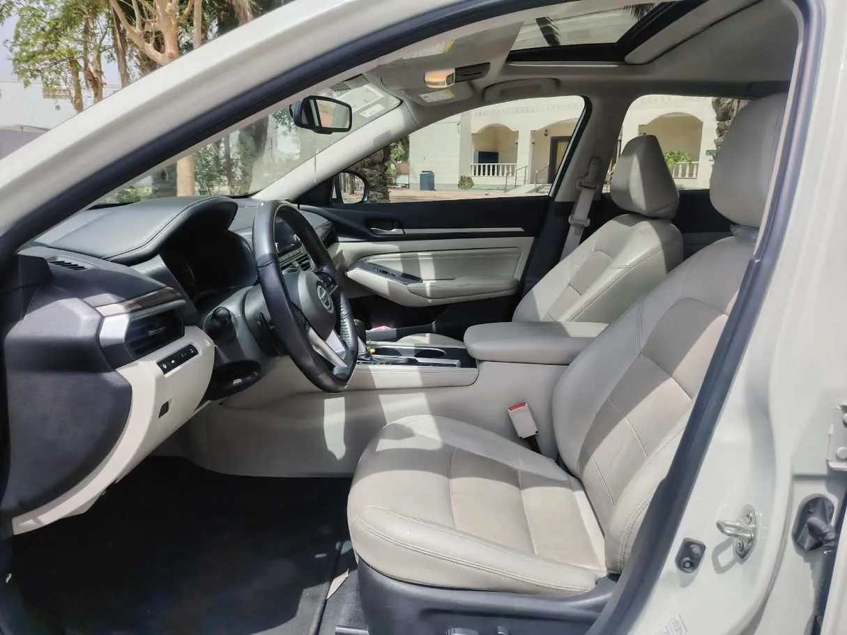Car image 12