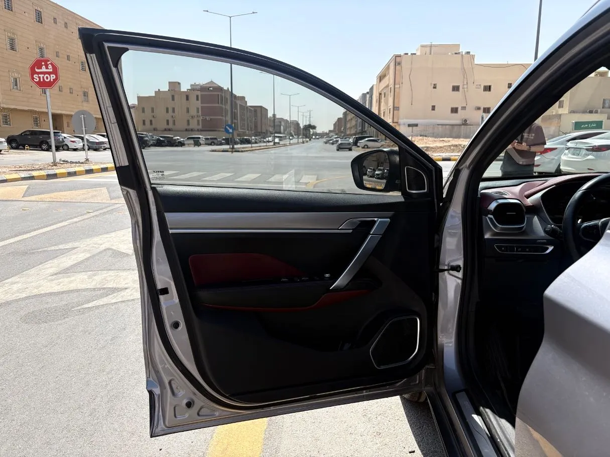 Car image 10