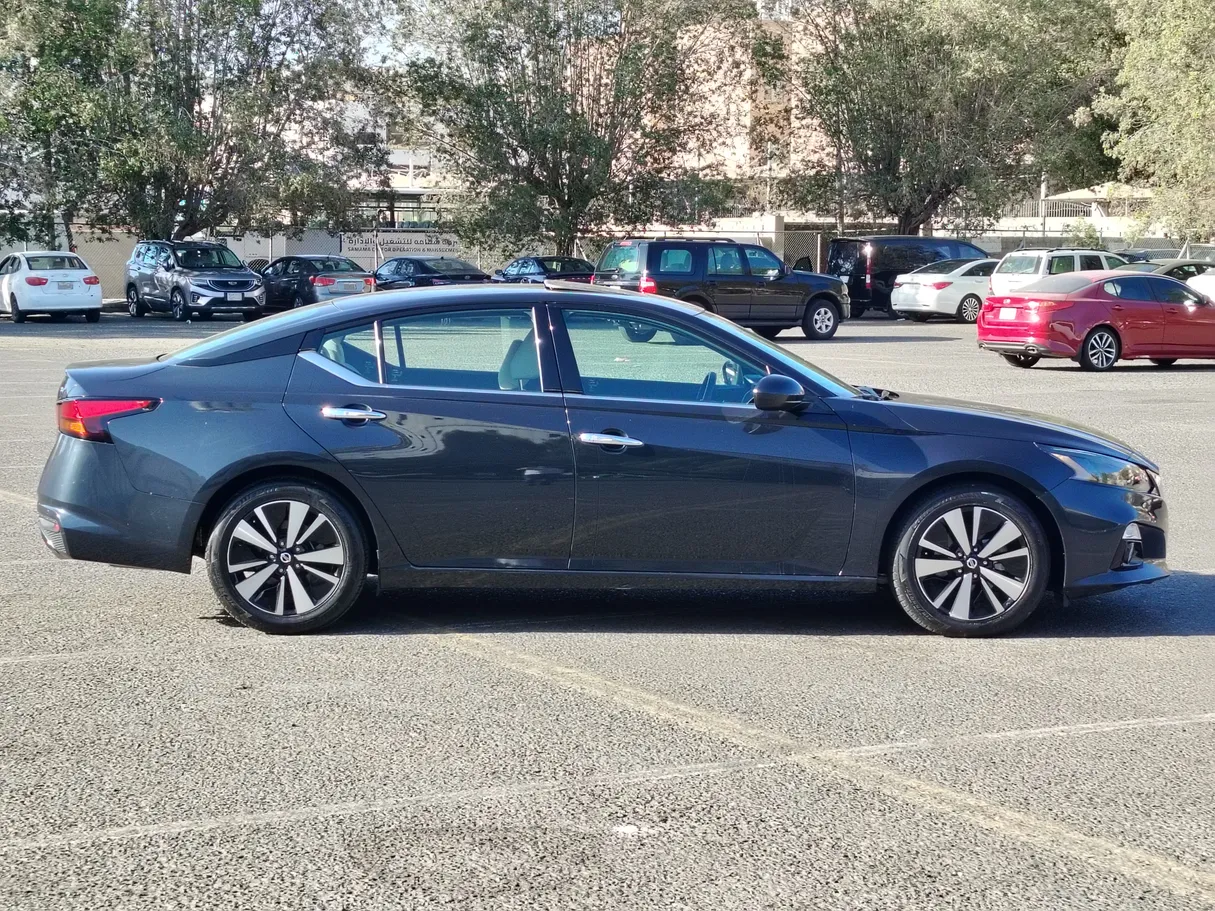 Car image 12