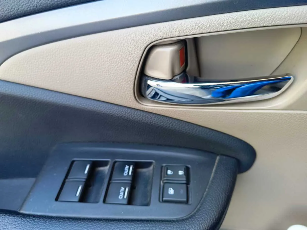 Car image 30