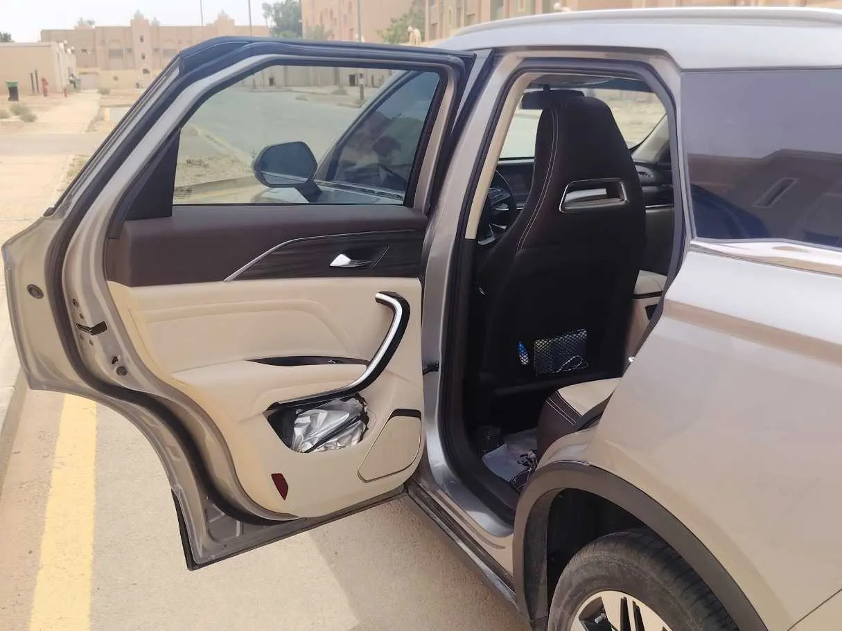 Car image 14