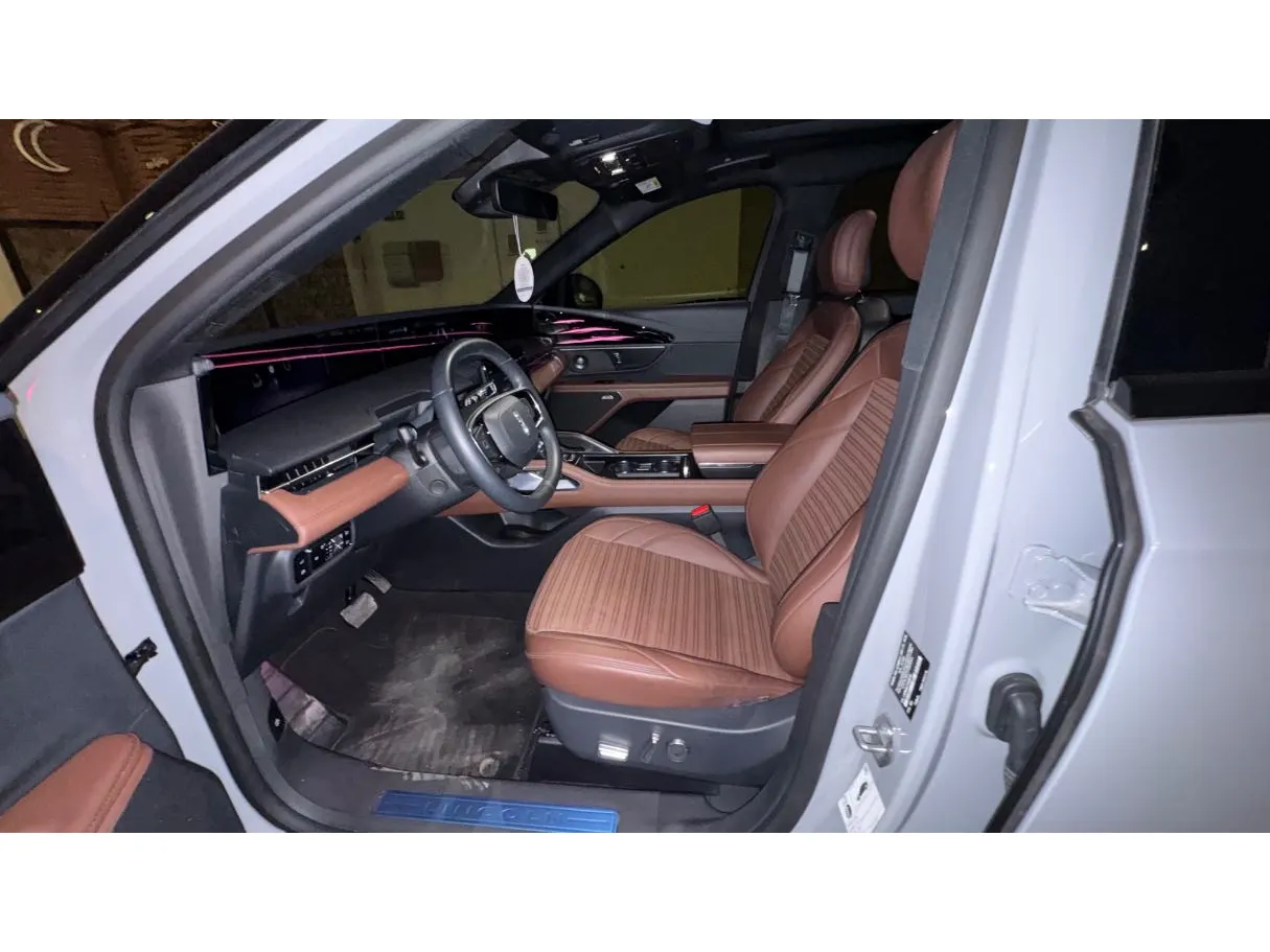 Car image 11