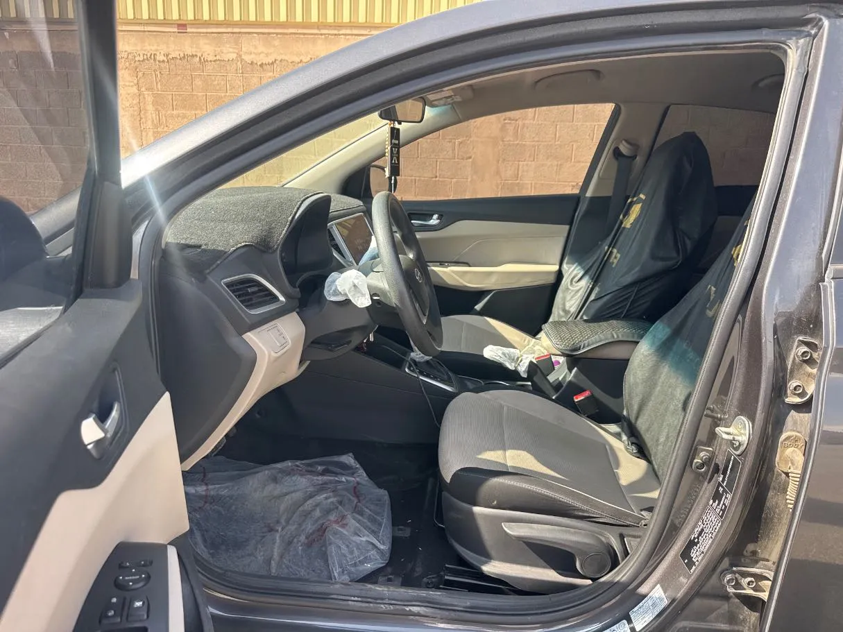 Car image 12