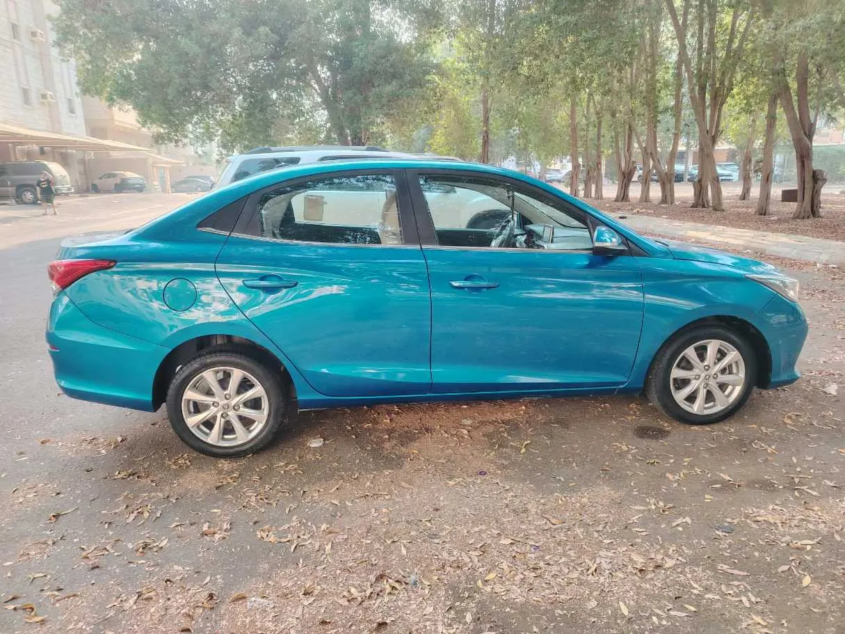 Car image 4