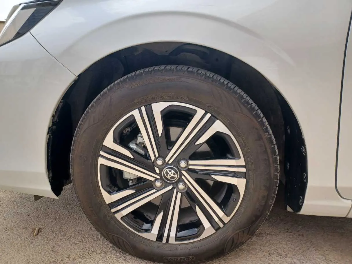 Car image 9