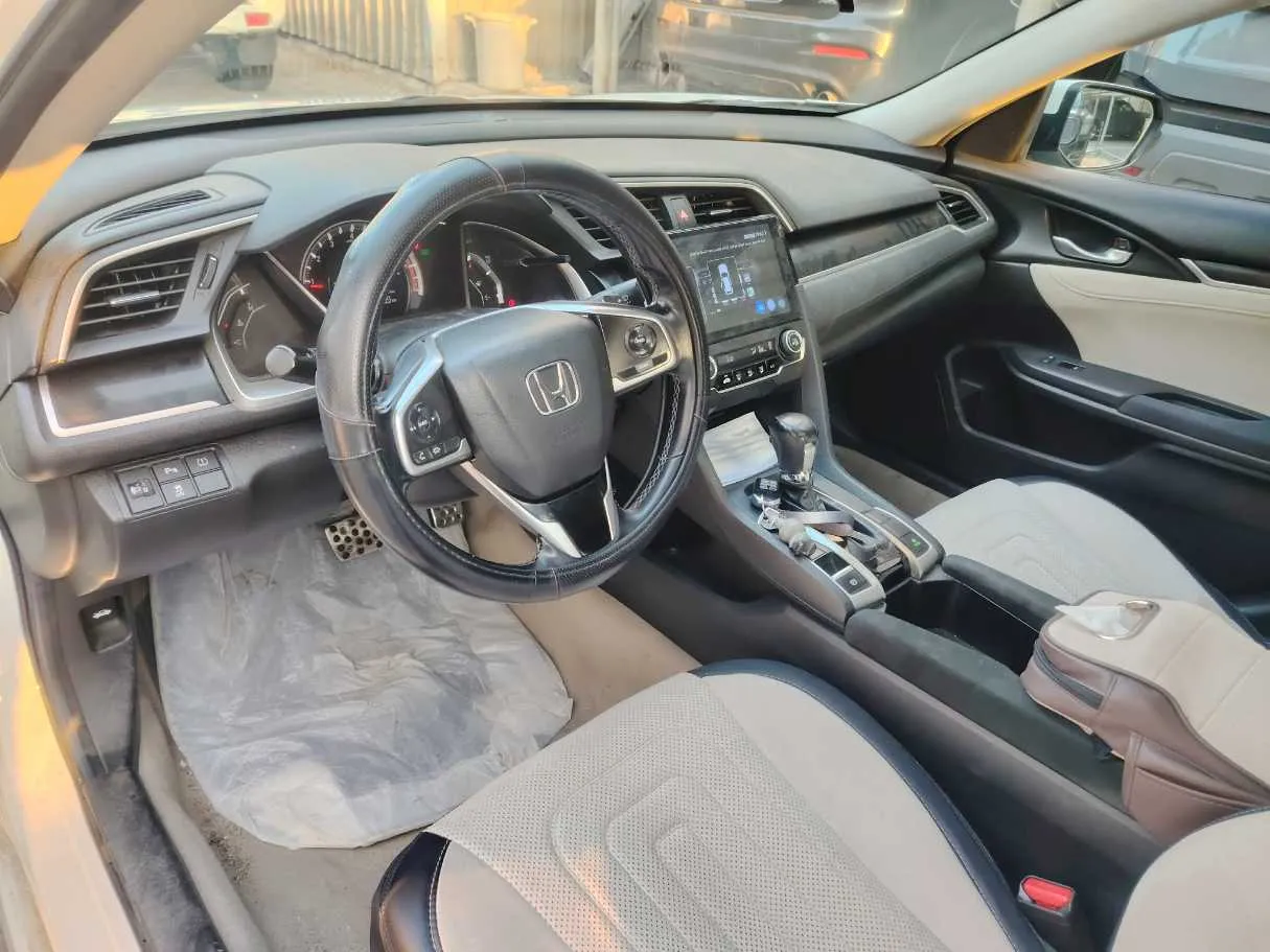 Car image 13
