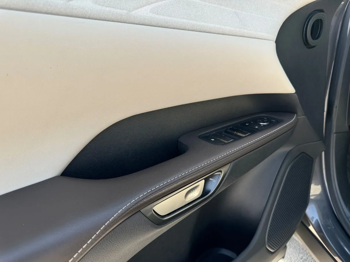 Car image 27