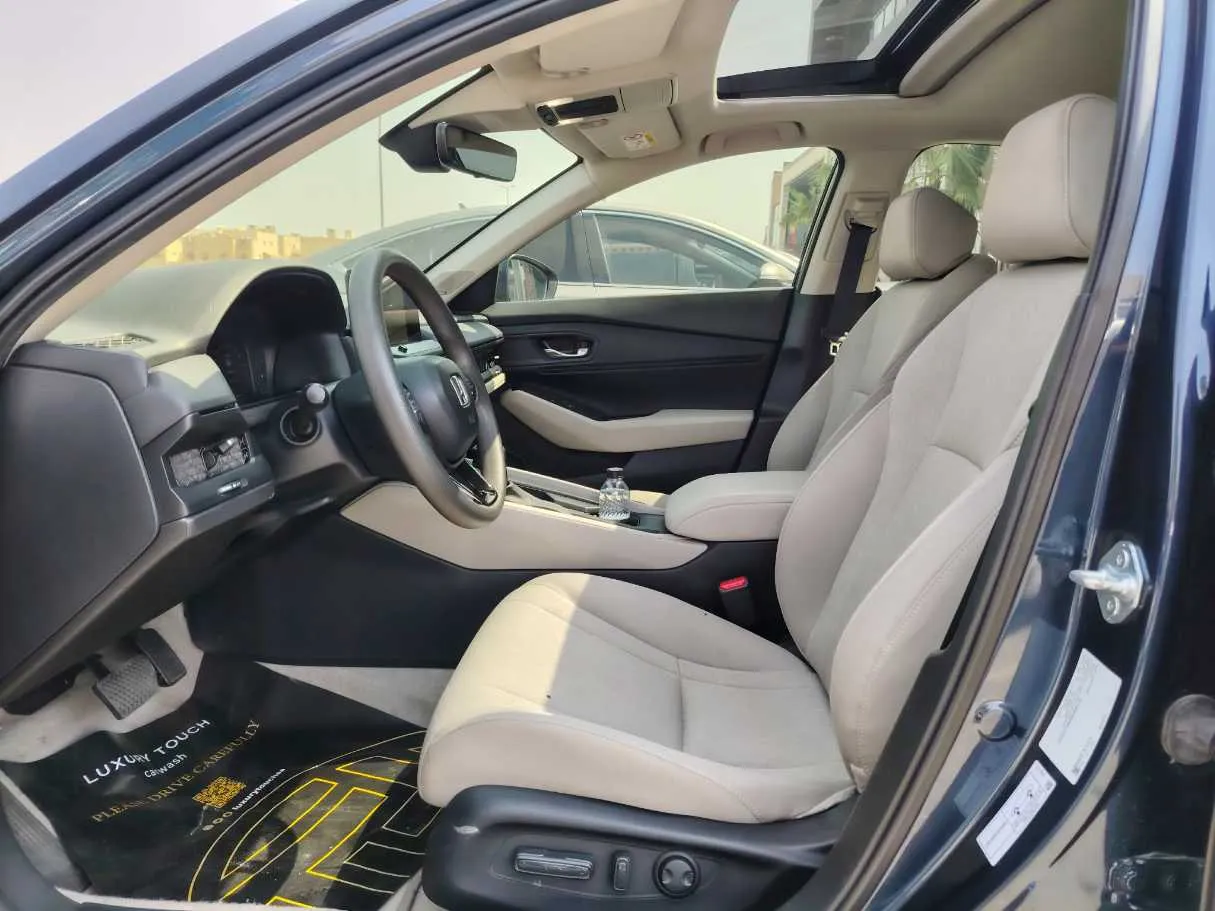 Car image 15