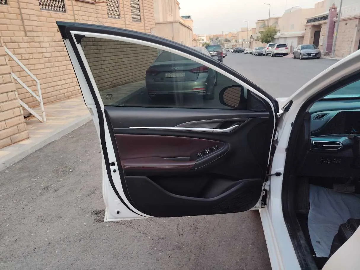 Car image 11