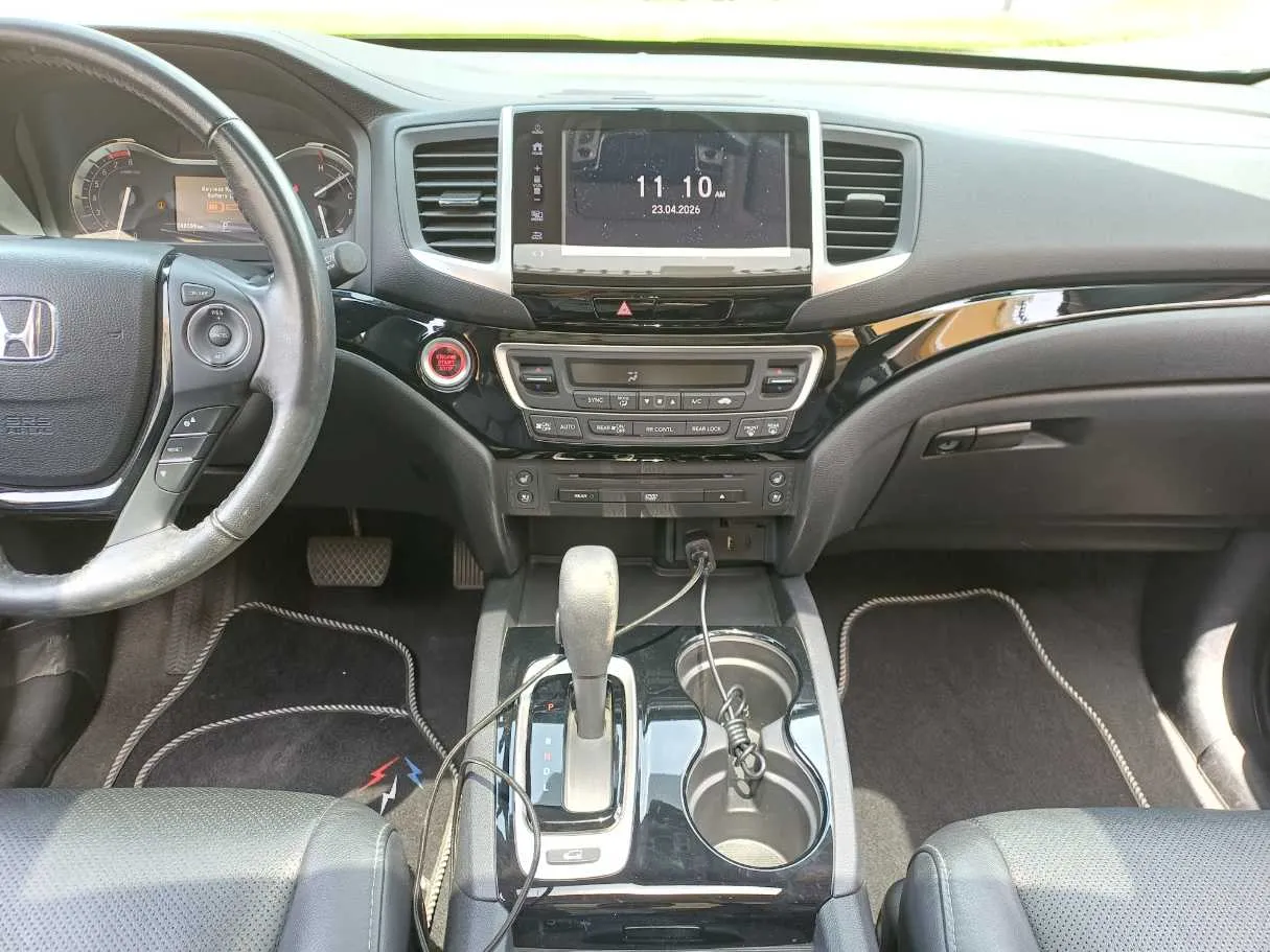 Car image 17