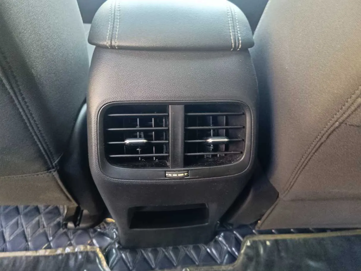 Car image 28