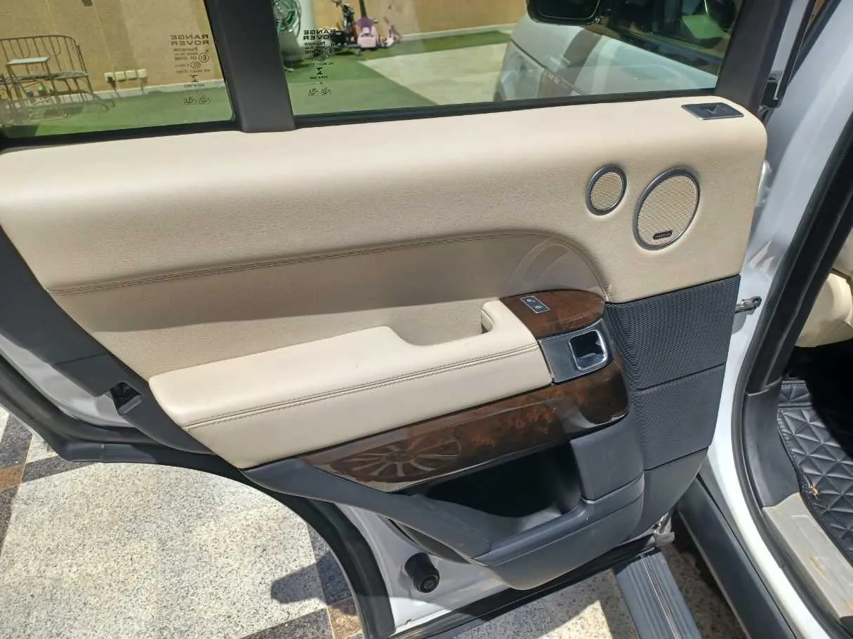 Car image 13