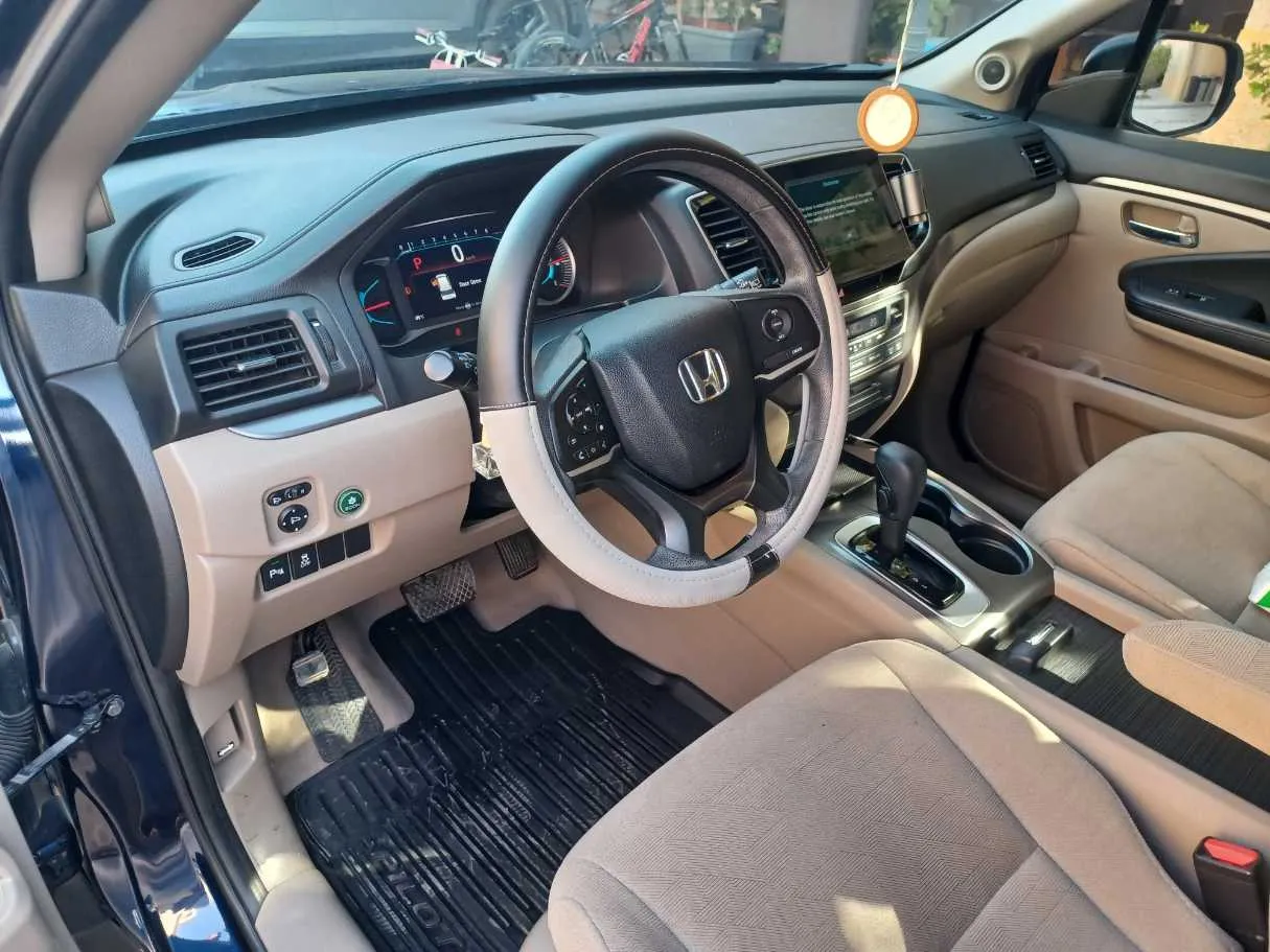 Car image 11