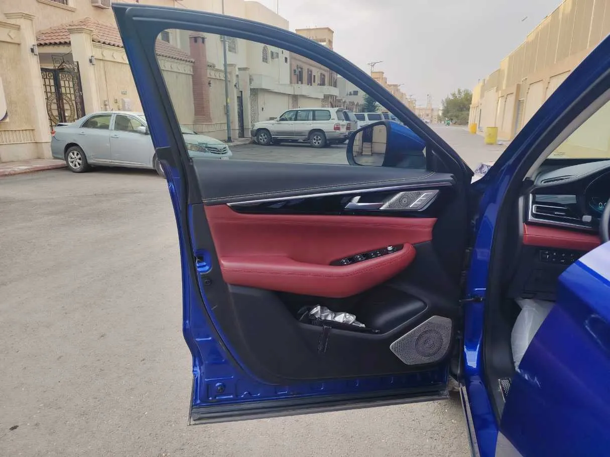 Car image 11