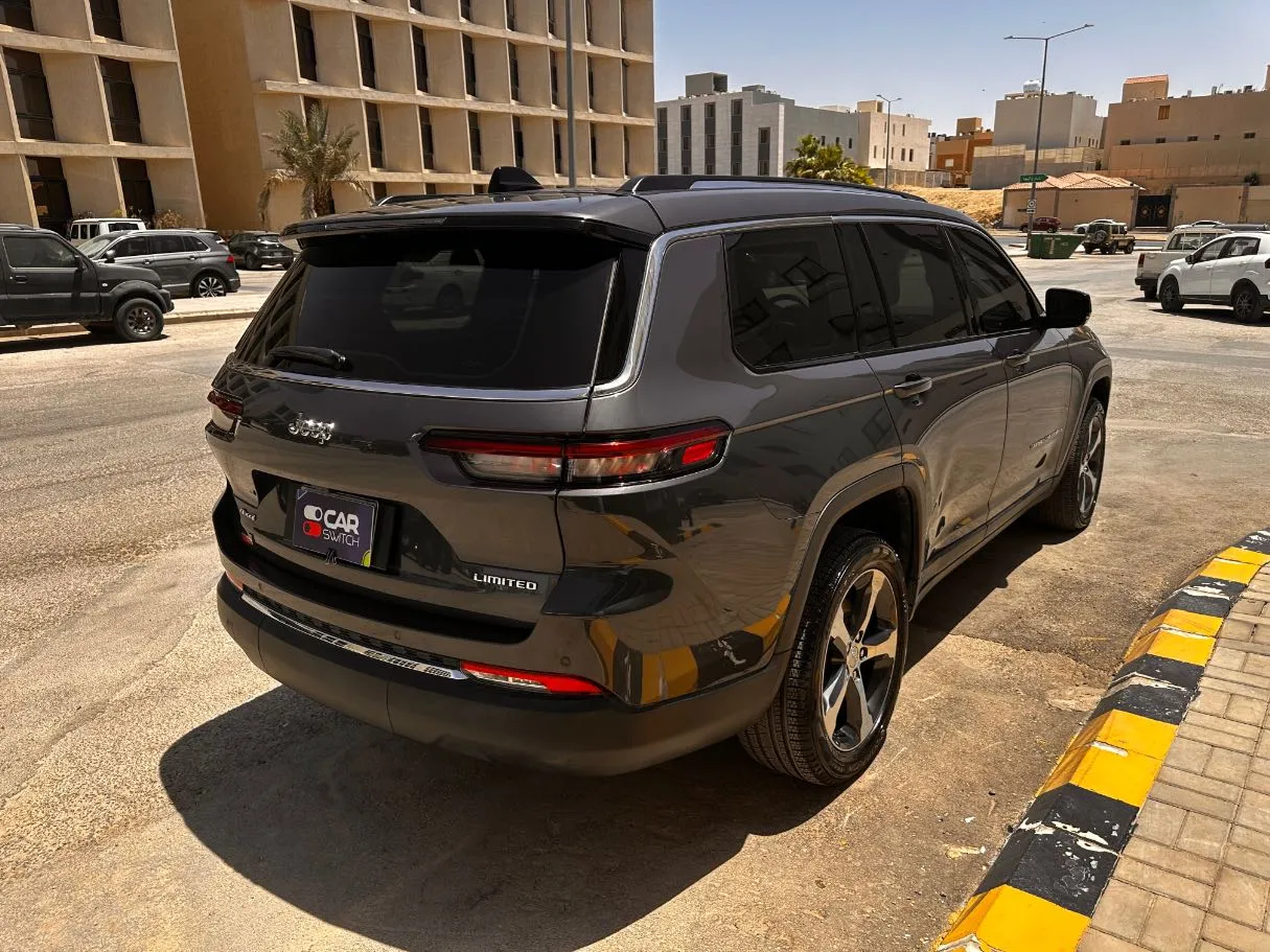 Car image 5