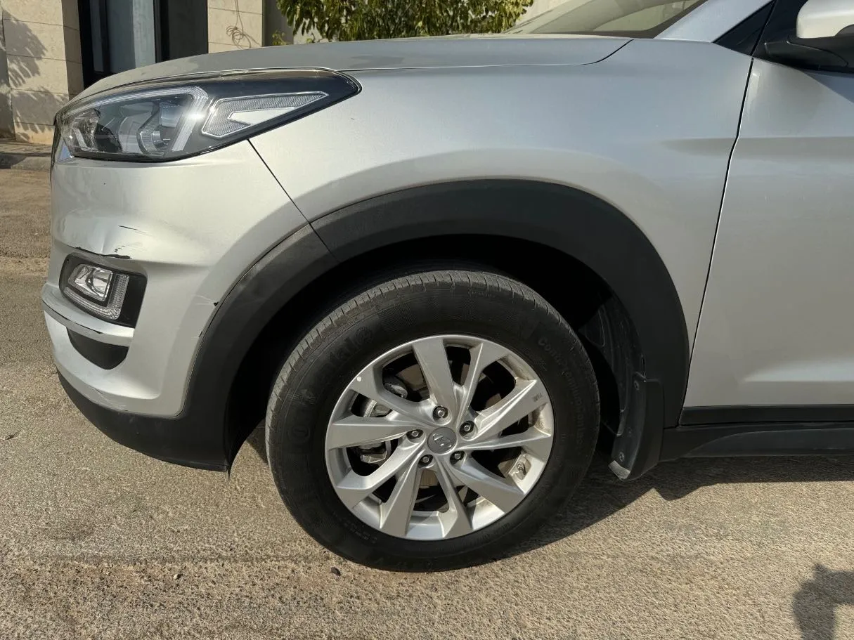 Car image 9