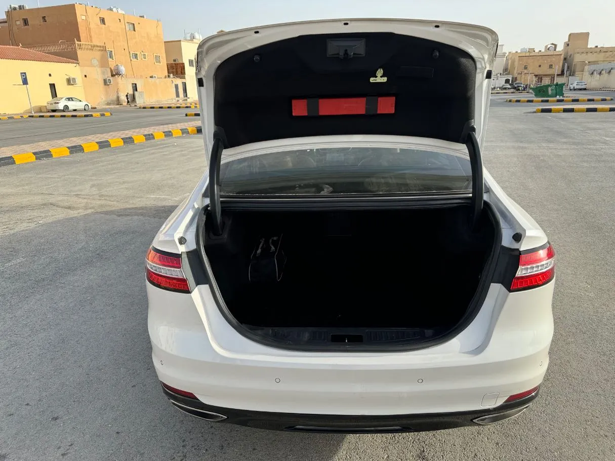 Car image 24