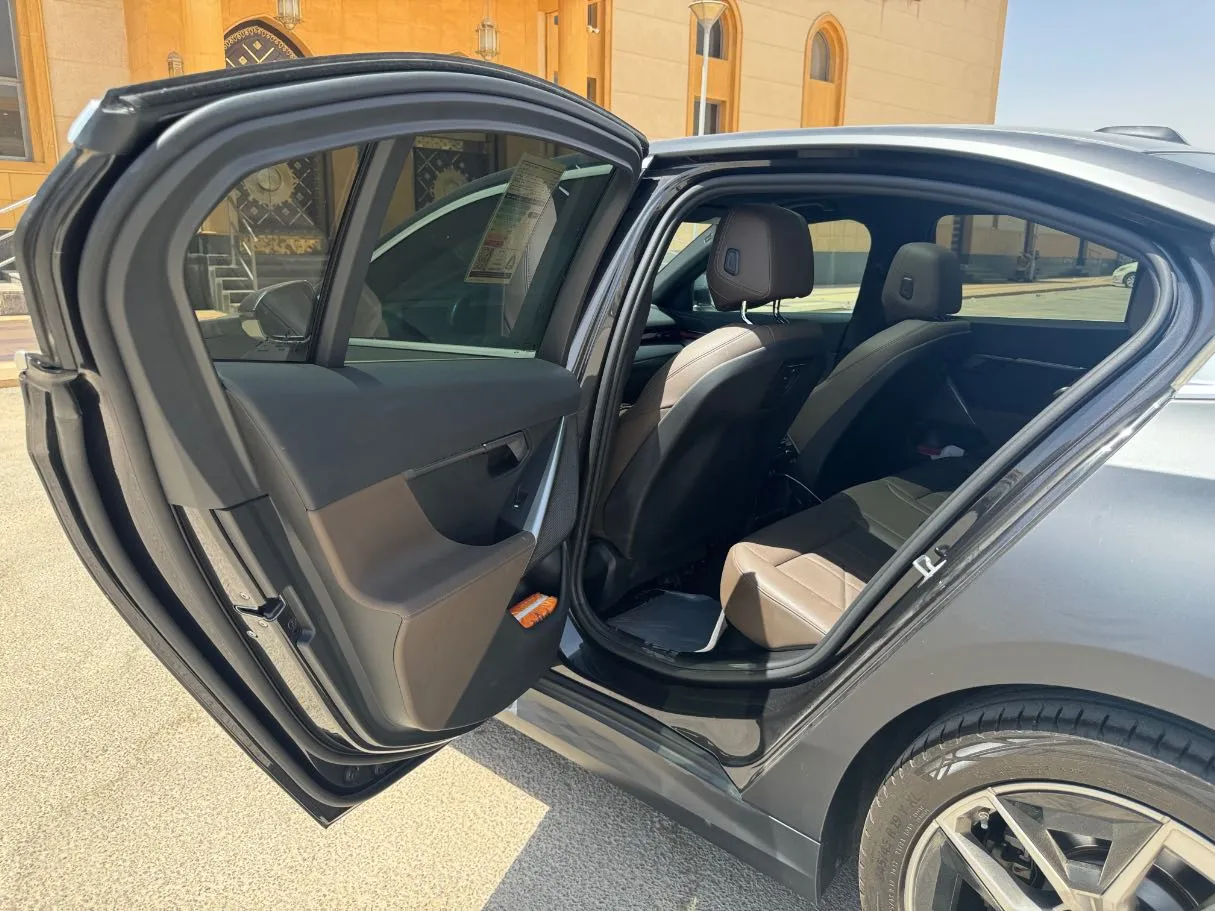 Car image 13