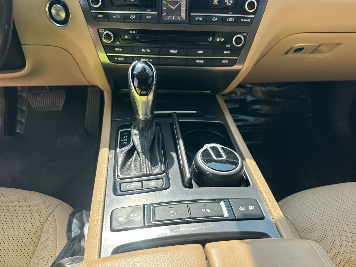 Car image 15