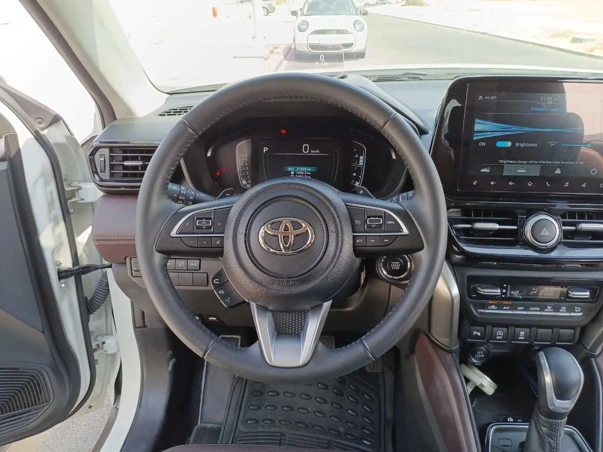Car image 17