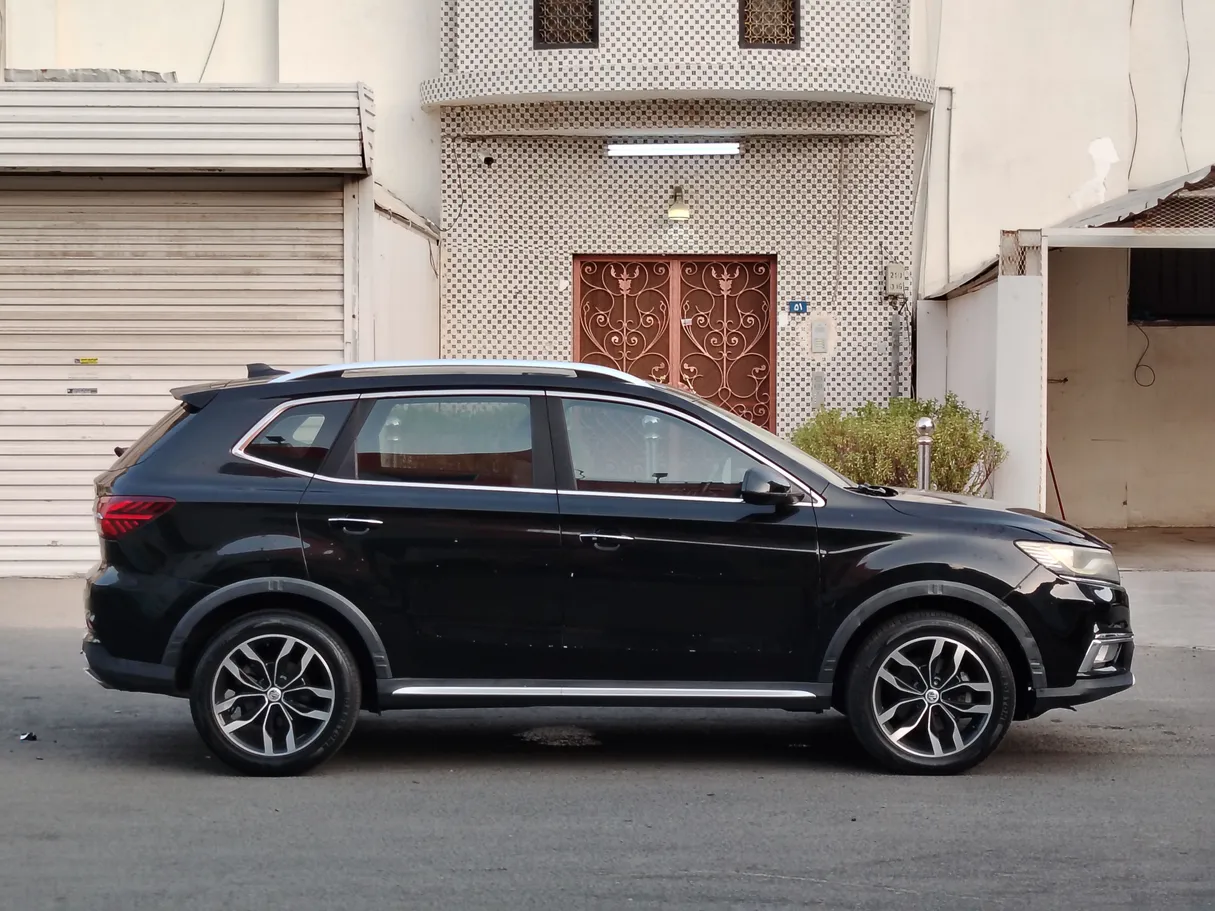 Car image 4
