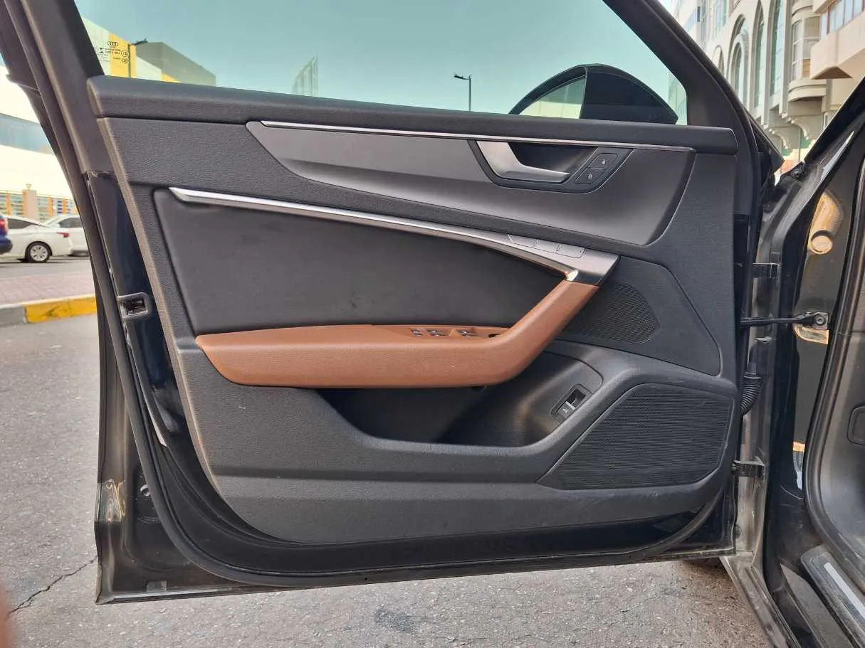Car image 10